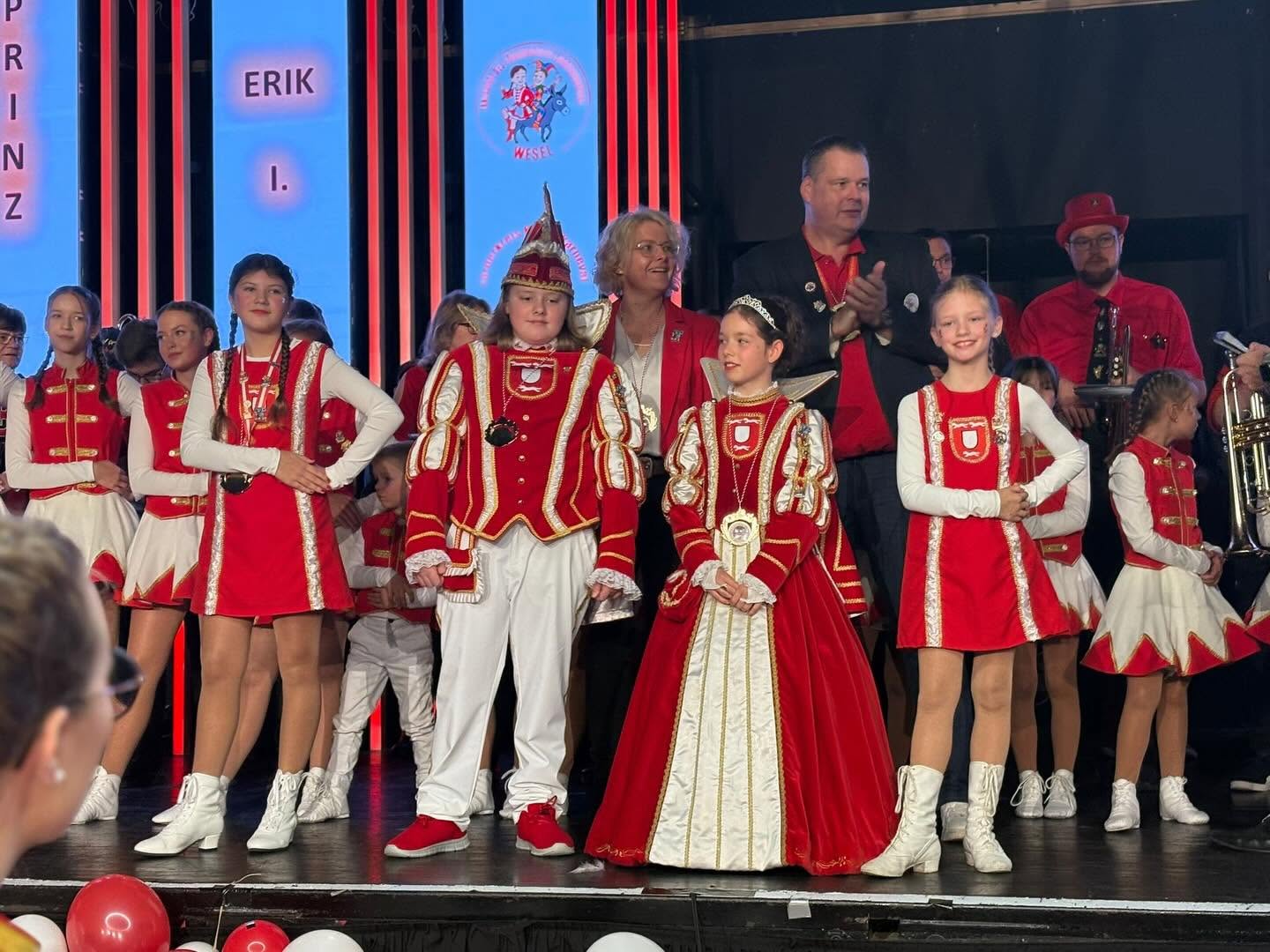 Prinzessin Lara I. und Prinz Erik I. bei ihrer Proklamation