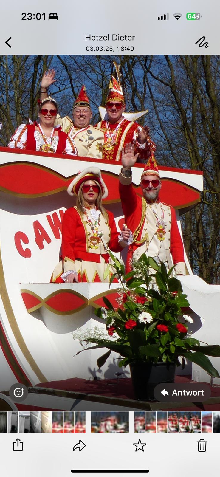 Patrick II. und Stephanie I. mit Begleitung auf dem Prinzenwagen am Rosenmontag 2025