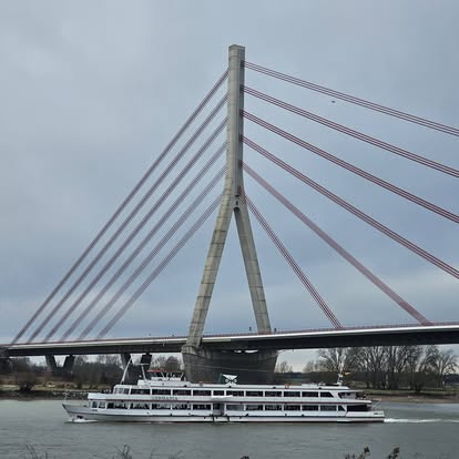 Eureka auf dem Rhein unter der Weseler Rheinbrücke